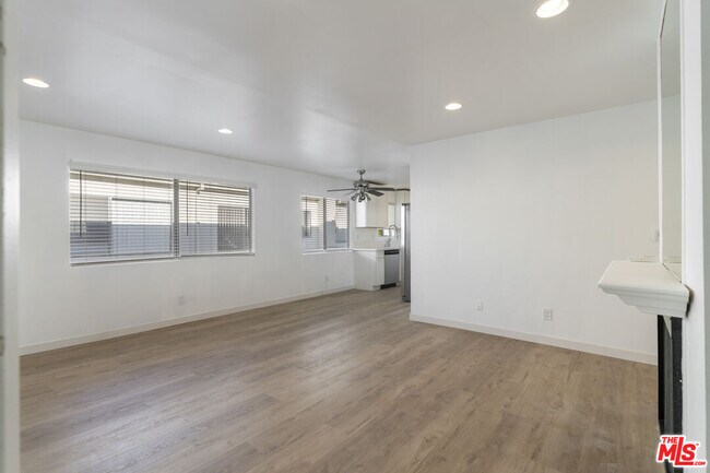 Building Photo - 13046 Moorpark St