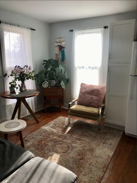 Building Photo - 453 Burg St