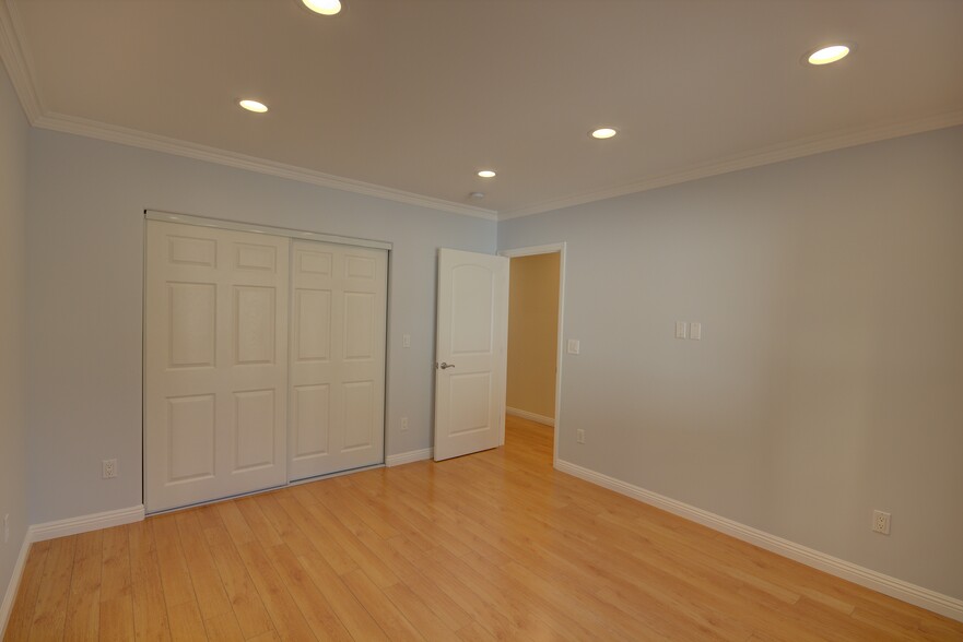 Building Photo - 1367 E Windsor Rd