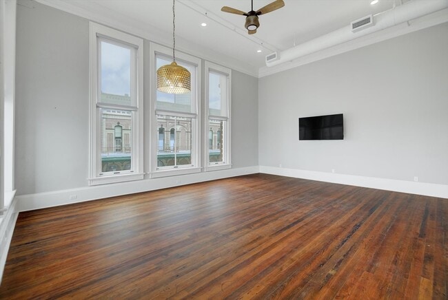 Building Photo - 2206 The Strand