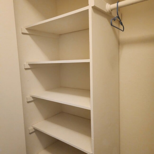 Building Photo - UTC Duplex 1475 Sq Ft 3 bedroom 1.5 ba woo...