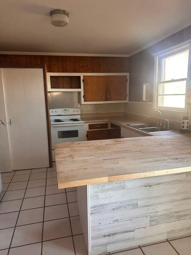 Building Photo - 1124 Erskine Rd