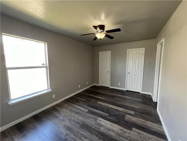 Building Photo - 3607 Crescent Dr