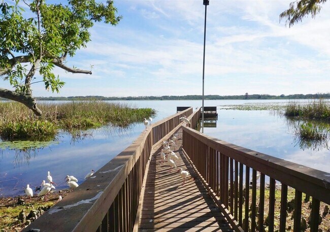 Building Photo - Ground Floor Condo - Park Lake