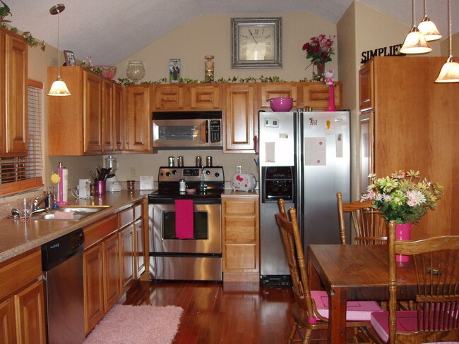 Building Photo - 2 Bedroom, 2 Bath, Garage, Appliances Included, VERY Nice