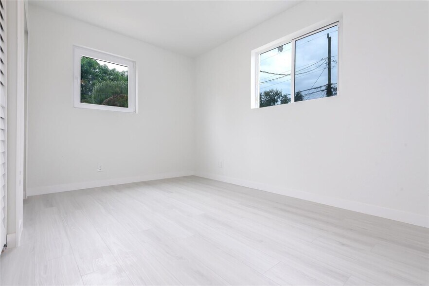 Building Photo - 713 SW 4th Ct