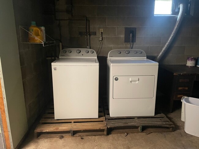 Building Photo - 85 Valley Rd