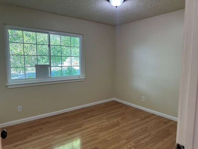 Building Photo - 4 Bdrm 2 Bath located in Elk Grove Unifed School District