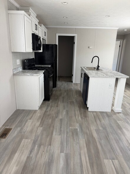 Building Photo - 14001 S Western Ave