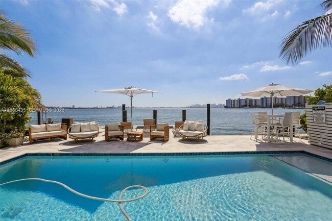 Building Photo - 1930 Bay Dr