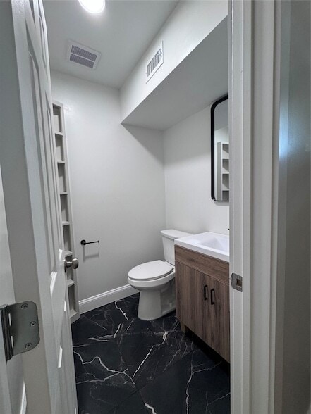 Building Photo - 2553 Wicker Ave