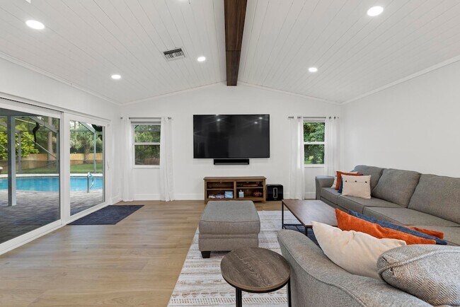 Building Photo - 12151 Old Country Rd N