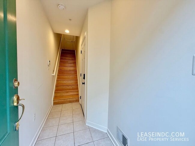 Building Photo - 1041 5th St SE