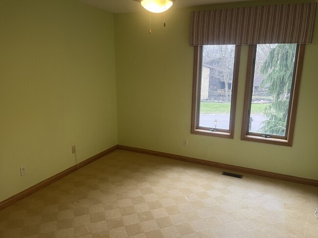 Building Photo - 180 Eleanor Dr