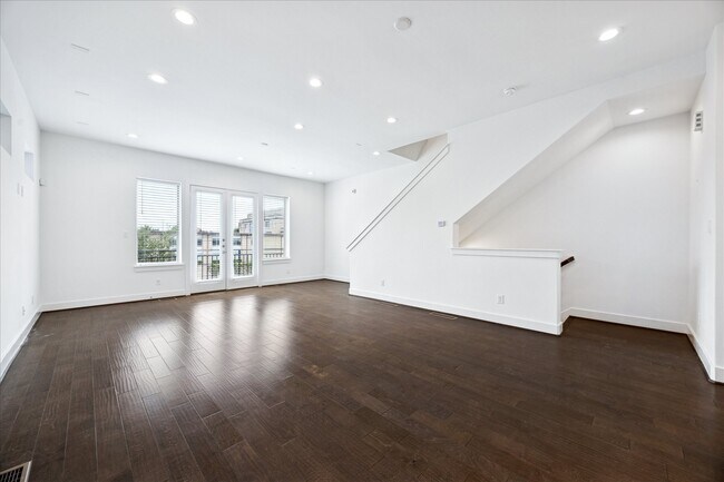 Building Photo - 2612 Bastrop St