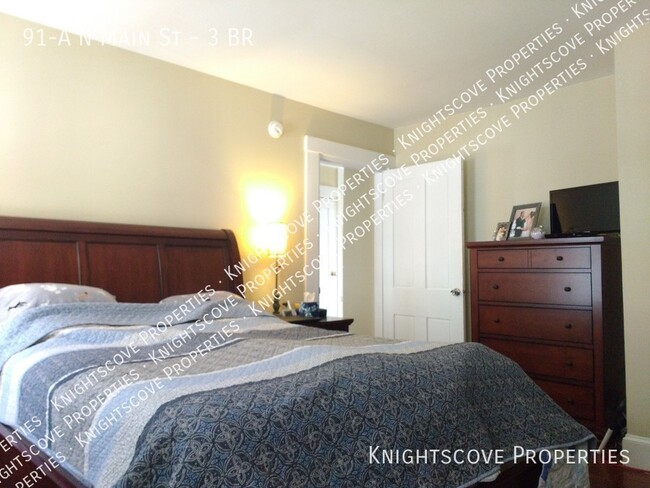 Building Photo - Beautiful, large historic home with origin...
