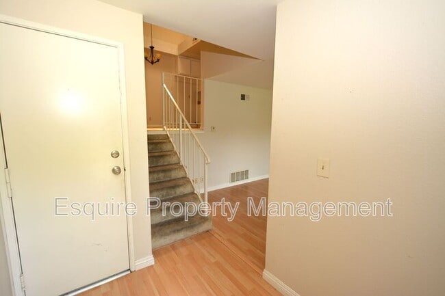 Building Photo - 564 Rosewood Ave