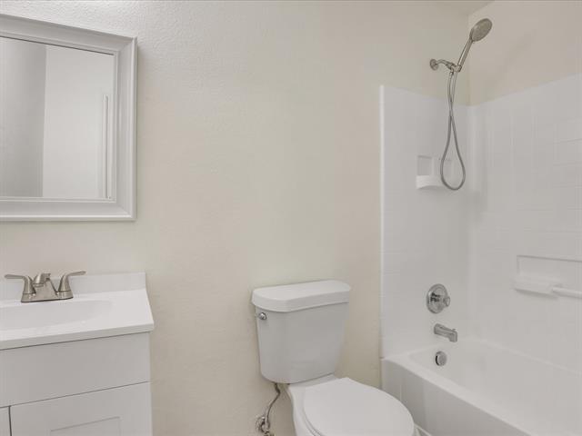 Building Photo - 4816 Waterford Dr