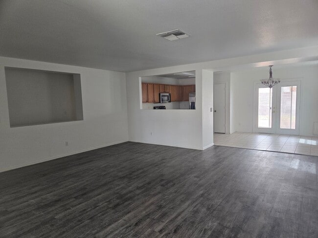 Building Photo - 3 bed, 2 bath in Surprise