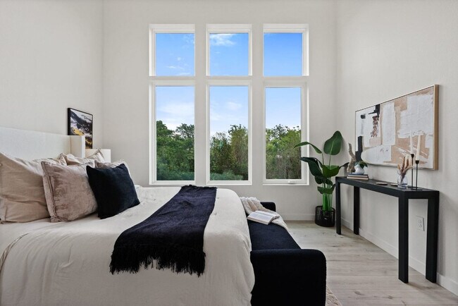 Building Photo - Room in Apartment on N Bluff Dr