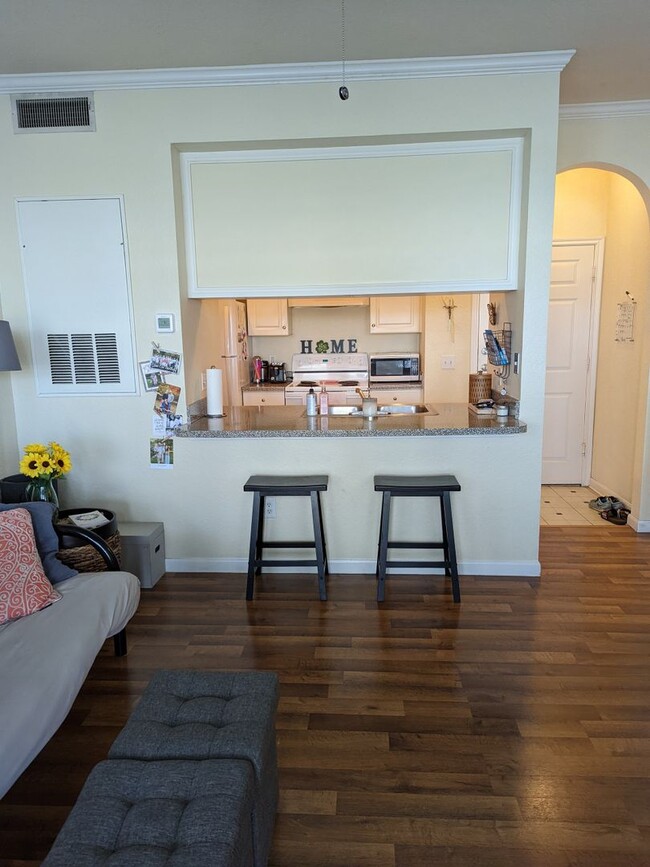 Building Photo - Available Now! 1 bedroom, 1 bath Condo in ...