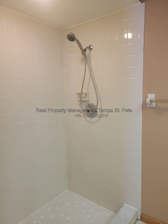 Building Photo - 2024 Sheffield Ct