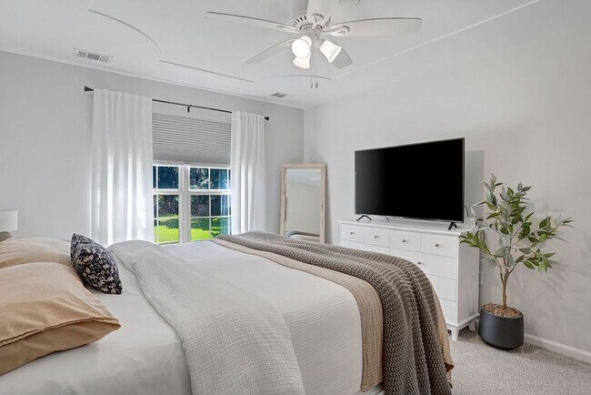 Building Photo - 3 bedroom 2.5 bath with bonus room in Lega...