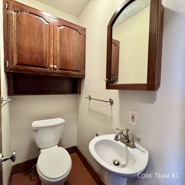 Building Photo - 411 W 60th Terrace