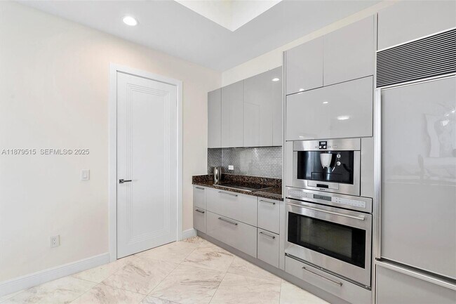 Building Photo - 16001 Collins Ave