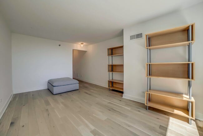 Building Photo - 440 N McClurg Ct