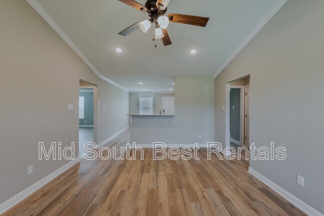 Building Photo - 829 Pine Tree Rd