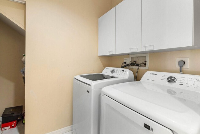 Building Photo - 1325 Camellia Cir