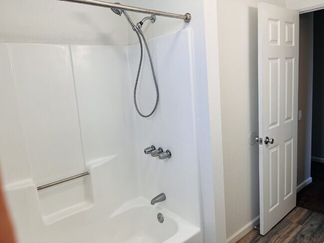 Building Photo - Charming 3-Bedroom with 2 Full Baths on th...