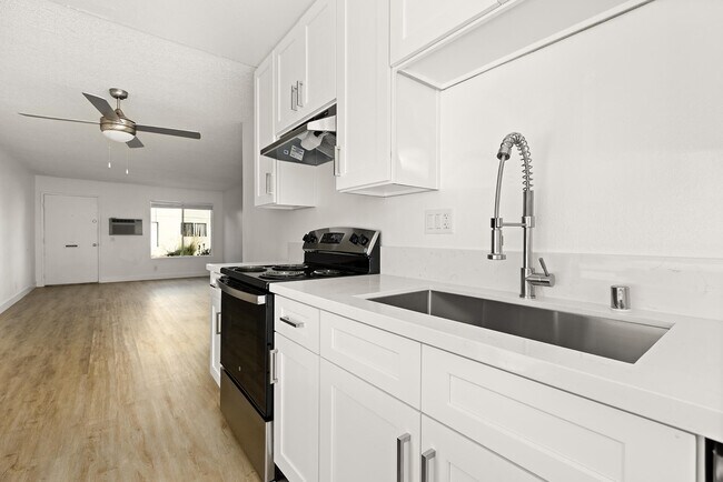 Building Photo - Valle at 9121 Kenwood