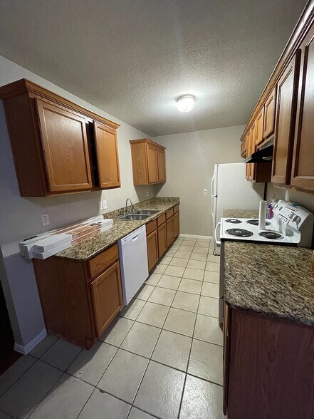 Building Photo - Room in Duplex on Arbor Ave