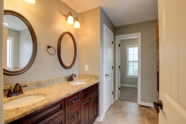 Building Photo - Executive Home on Cul de sac off exit 8.  Hurry.