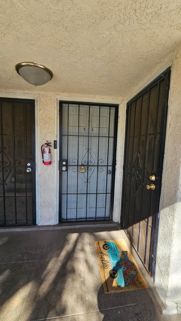 Building Photo - **519 E 17th St Long Beach** Upstairs 2 be...