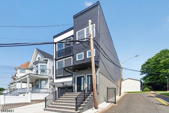 Building Photo - 62 Hillside Ave
