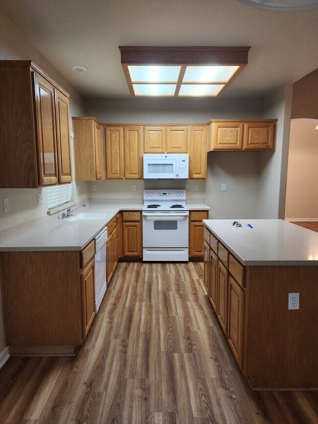 Building Photo - 4 bedroom 2 bathroom home Near Christofferson Pkwy Close to Walnut Elementary, Turlock Jr High Sc...