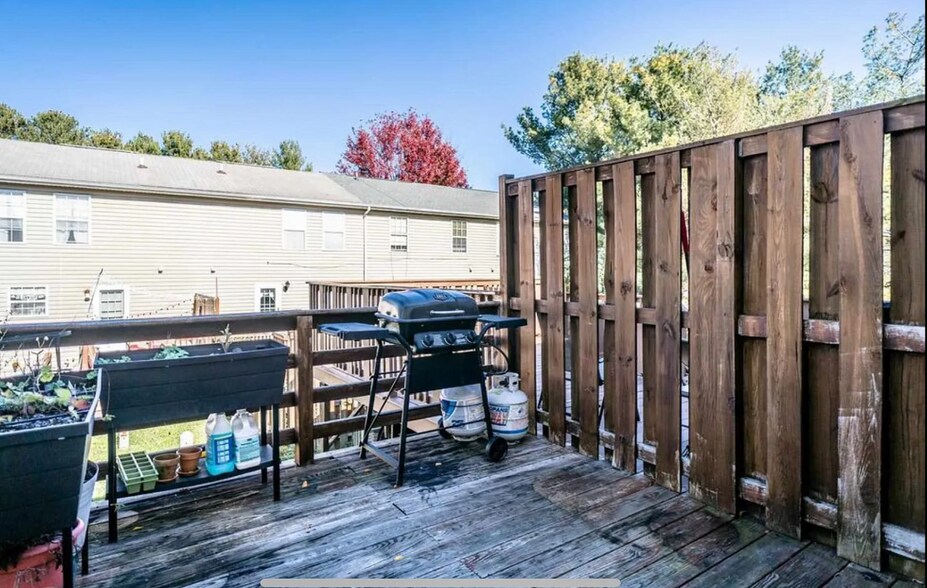 Building Photo - 689 Stonewall Dr