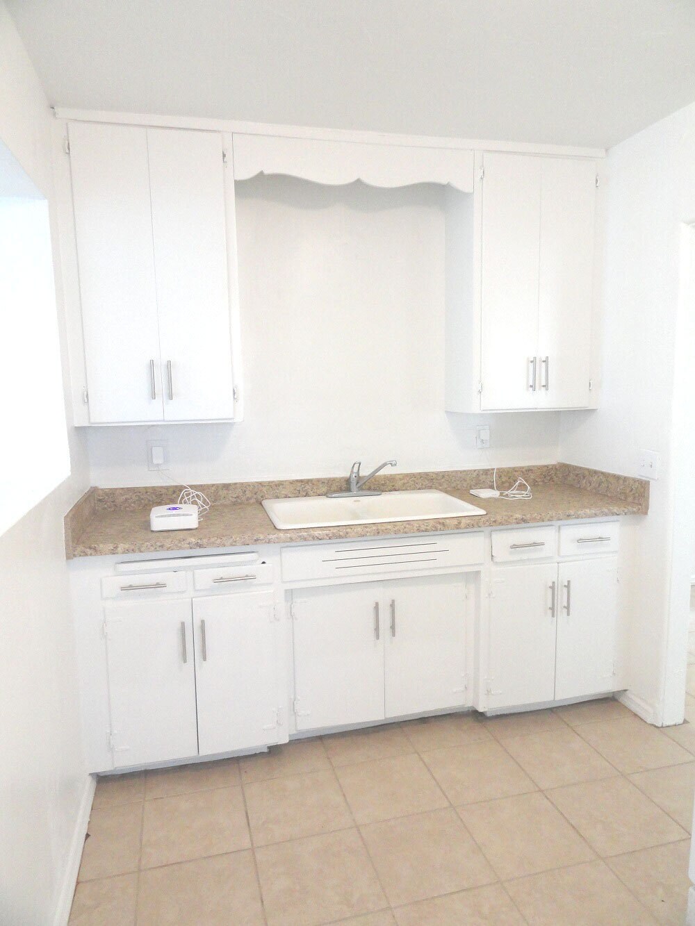 Kitchen - 2612 E Alta Vista Rd
