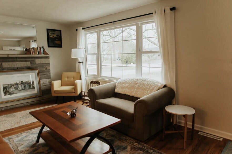 Building Photo - 909 S Mitchell St