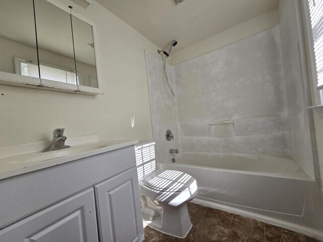 Building Photo - 76 Chestnut St