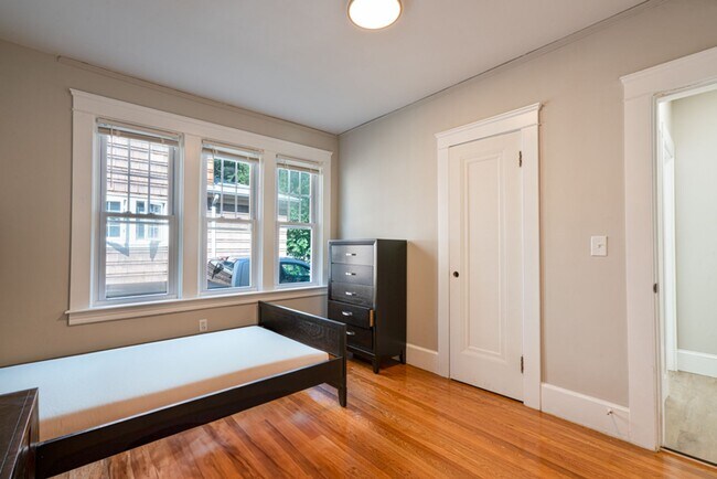 Building Photo - 4 Bed Gorgeous Unit Near PC / Elmhurst (Available 6/1/2026)