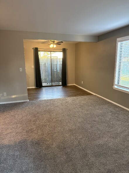 Building Photo - 616 S Mt Carmel St