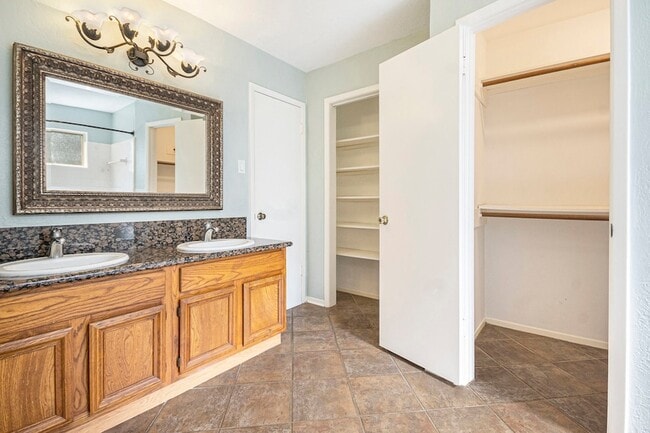 Building Photo - 302 Lochnell Dr