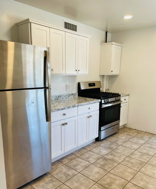 Building Photo - Expansive Elegant and Modern Stunning 3 Bedroom 2 Bath Townhome