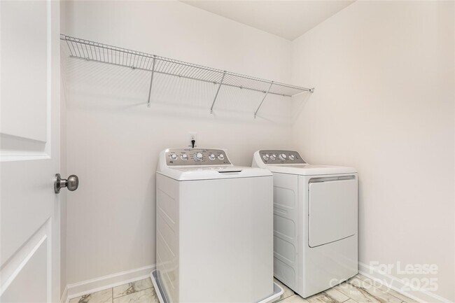 Building Photo - 3160 Lilac Grove Dr