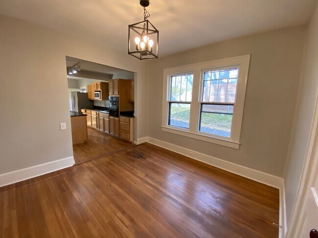 Building Photo - 40 Larchmont Rd