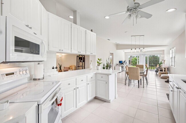 Building Photo - 10853 SW Elsinore Dr